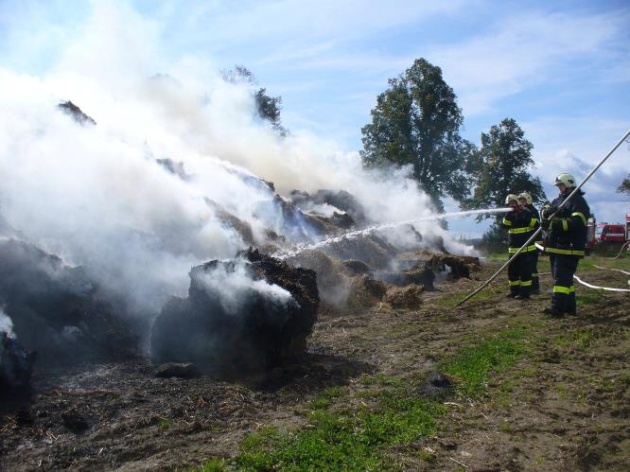 zapaleny stoh slamy jihlava foto 21092014